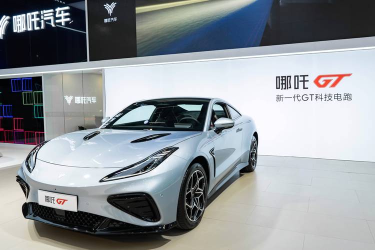 深圳228哪吒汽车在智能汽车领域的表现，领途汽车在新能源汽车市场中的影响力